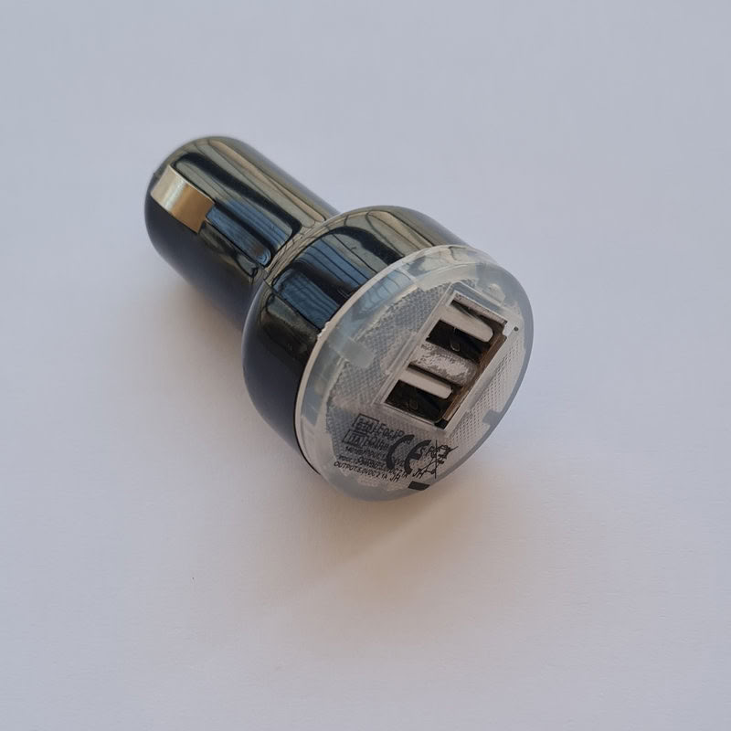 Chargeur allume cigare double a USB 1200mAh